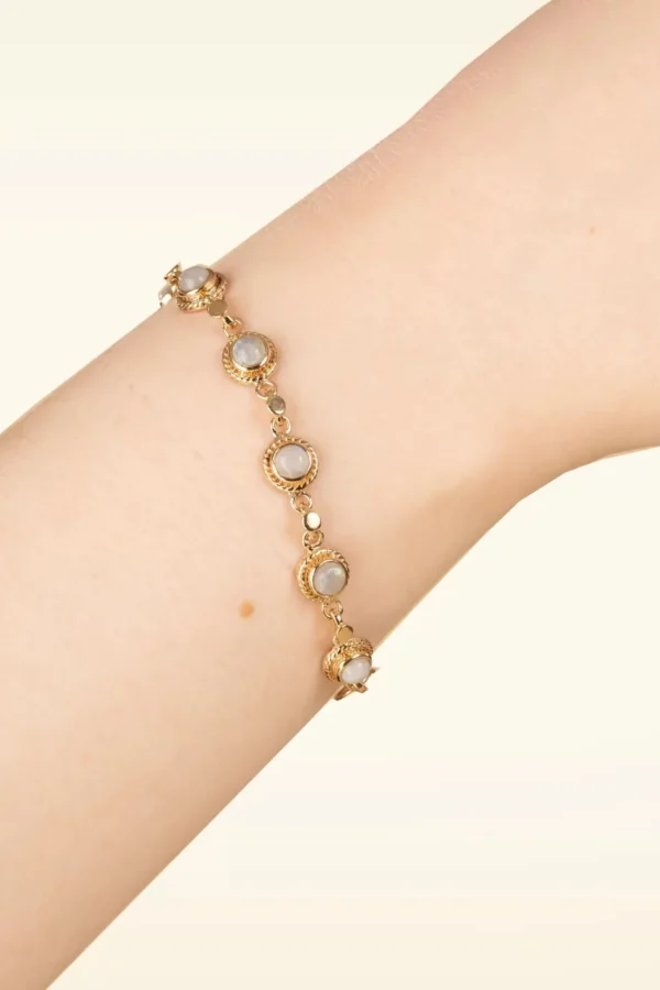 Shop Very Cherry Antique Armbandje In Goud En Maansteen Wit