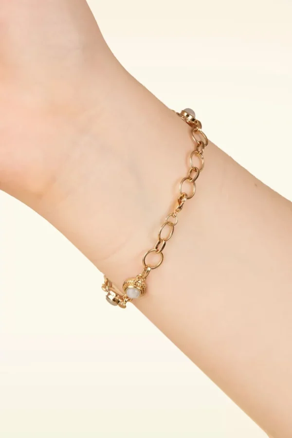 Shop Very Cherry Antique Armbandje In Goud En Maansteen Wit
